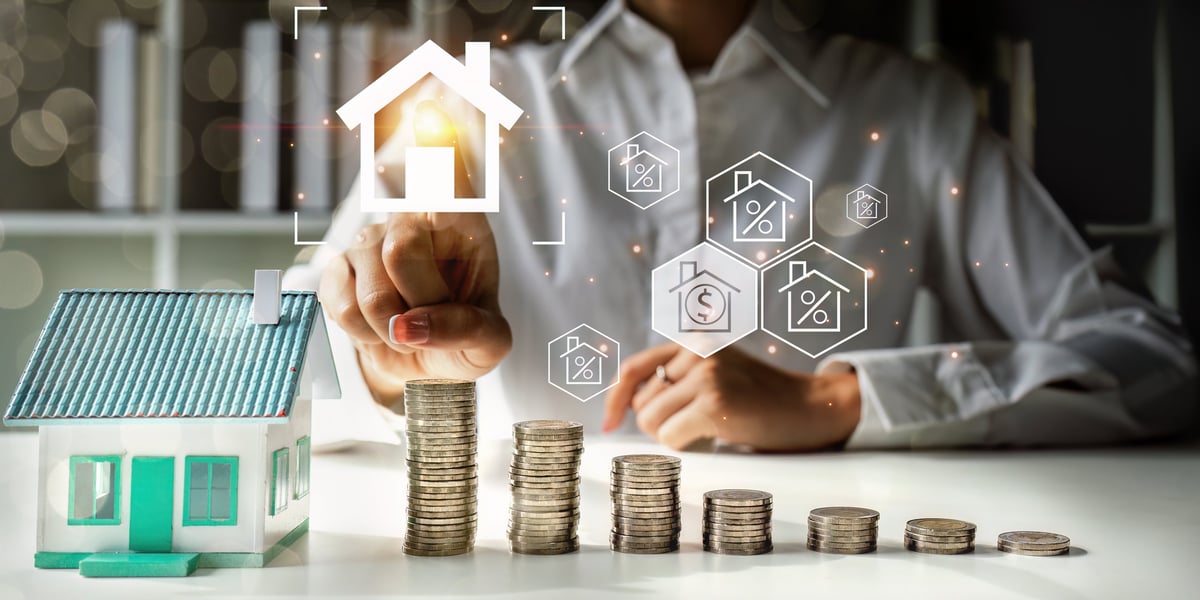 Concepto de inversión inmobiliaria con propiedades y valor de mercado en pantallas virtuales