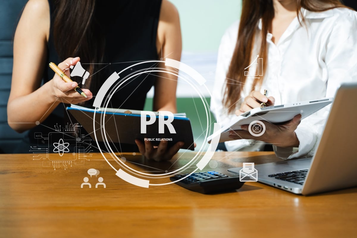 Profesionales de relaciones públicas trabajando en estrategia de comunicación
