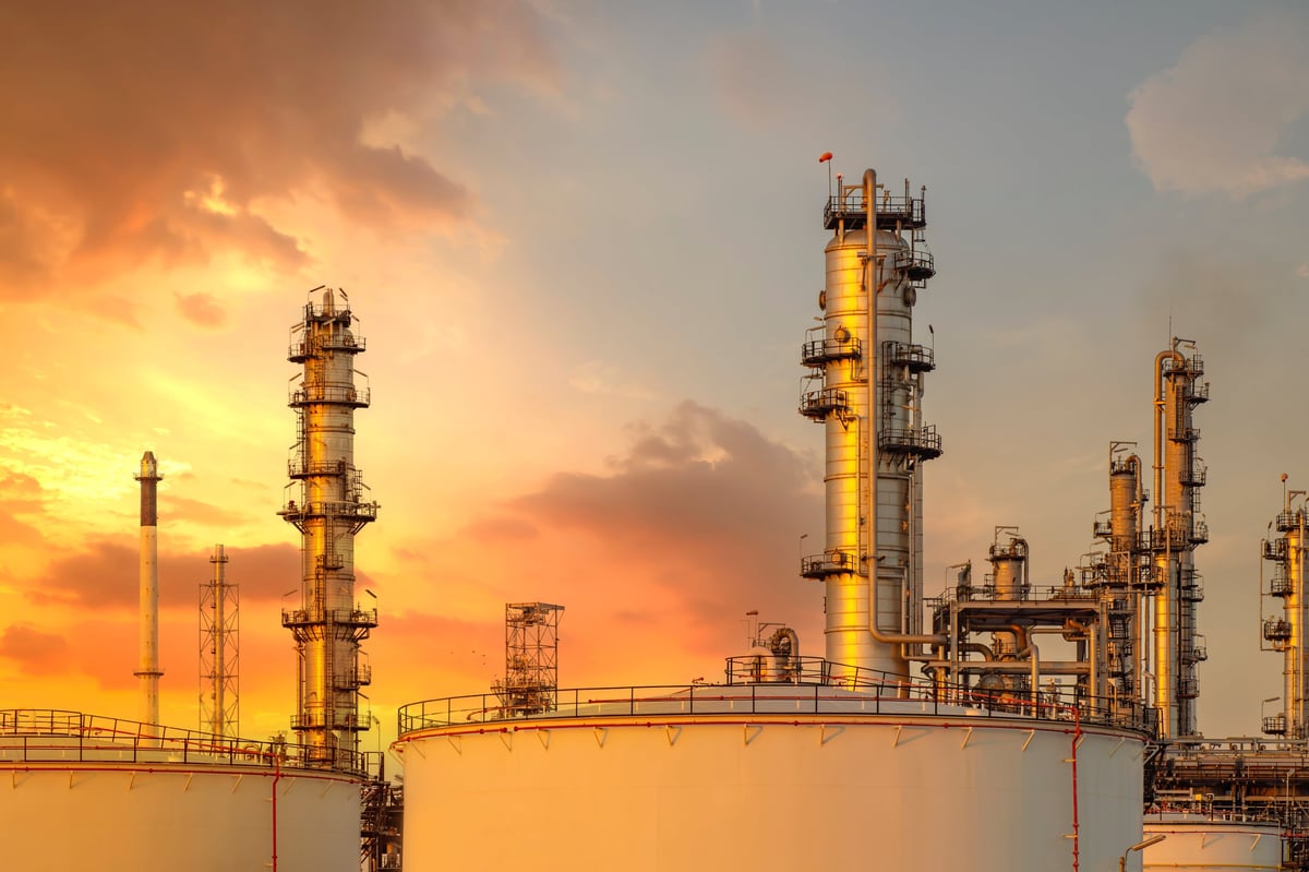 Refinería y complejo petroquímico iluminado al atardecer